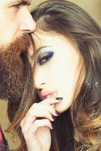 Homme barbu regarde loin tandis que belle femme brune pose avec un visage mignon — Photo