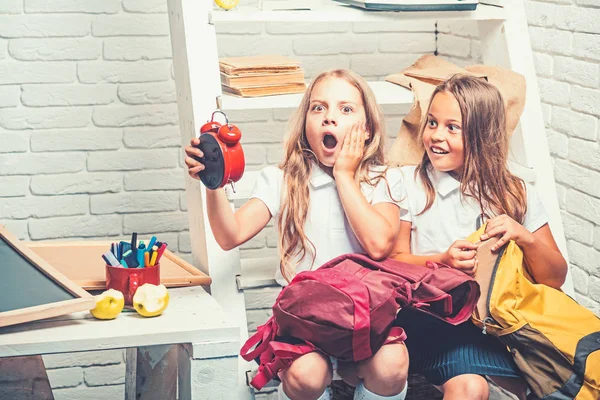 Zeitmanagement-Konzept. Zeitmanagement von Kindern mit Wecker — Stockfoto