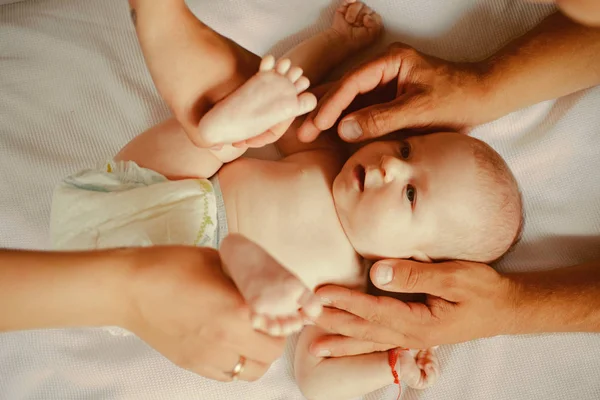 Nyfödda i vårdande händer. Nyfödd baby care. Baby flicka eller pojke som gett massage. Barnsjukvård för barn hälsa. Att ge barn vården förtjänar de. Barn hälsa vår mission — Stockfoto