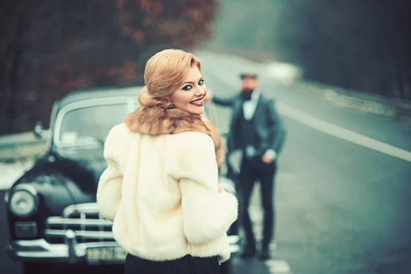 Fotoğraf kız, bir erkek ve retro bir araba. — Stok fotoğraf