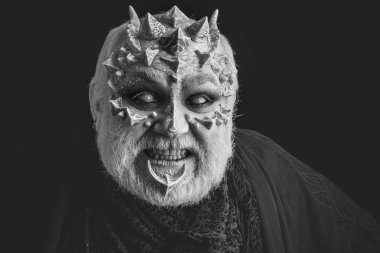 Adam kör gözlerle kızgın