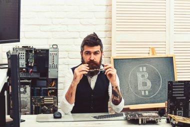 Kriptocu. Sakallı adam bitcoiner. Sunucu odası bitcoin madenci adam. Sakallı işadamı bitcoin incelemesi için bilgisayar devreleri ile. Kripto para birimi incelemesi donanım. Sanal veya dijital para birimi