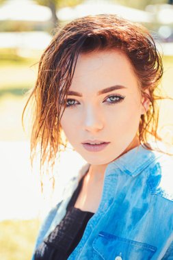 Saç onun güzelliği. Güzellik görünüm ile makyaj modeli. Güzel kadın uzun ve ıslak saçlar giyer. Şehvetli makyaj ile seksi kadın. Saç veya güzellik salonu. Bir kadının güzelliği onun saçlarını tarak yolunda