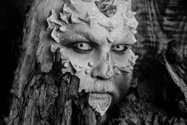 Adam canavar beyaz gözleri ve dikenler yüz