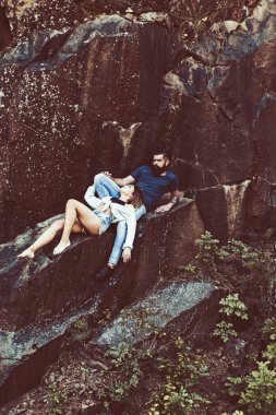 Gitmek için yeni yer hakkında düşünme. İki yaz tatilde aşık. Şehvetli çift tatil gezisinde. Seksi kadın ve doğal peyzaj üzerinde sakallı adam. Aşk ve romantizm çift zevk