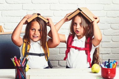 İşyerinde iki çalışkan kız portresi.