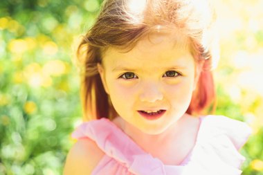 Güneşli bahar, küçük kız. yüz cilt bakımı. çiçekler alerjisi. Küçük çocuk. Doğal güzellik. Çocuk günü. Bahar. hava tahmini. Yaz kız moda. Mutlu çocukluk. Bahar rüzgar zevk