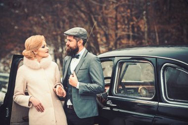 aşk ve ilişkiler. kadın ceket ve sakallı adam aşk ilişkileri.