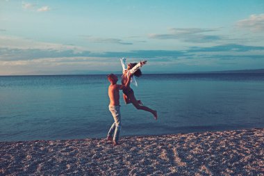 Sevgililer günü mutlu bir aile. Seksi kadın ve adam kum üzerine atlamak. Yaz tatili ve cennet tatil seyahat. Çıplak bir çift ilişkilerini denizde seviyorum. Çift aşık seksi vücut ile kumsalda dinlenmek.