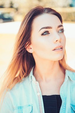 İç güzelliği ile parlar. Seksi makyaj ve uzun saçlı güzel kadın. Visage cilt bakımı ve makyaj. Seksi kadınla duygusal bak. Güzellik ve moda Cilt Bakımı model bak. Bir kadın olmak
