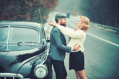 Seyahat ve iş gezisi ya da otostop. Sakallı adam ve kürk ceket seksi kadın. Mekanik sürücü tarafından Retro toplama araba ve oto onarım. Güvenlik tarafından kız eskort. Romantik tarihe aşık çift
