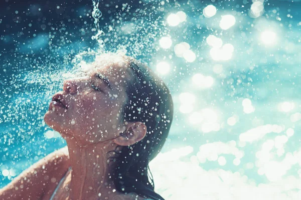 Maldive o Miami Beach. La bellezza di donna è idratata in bagno. donna carina sul mare dei Caraibi alle Bahamas. Vacanze estive e viaggi verso l'oceano. Relax nella piscina termale, rinfresco e cura della pelle . — Foto Stock