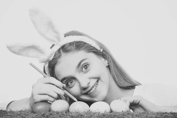 Uśmiechnięta dziewczyna nosić bunny uszy — Zdjęcie stockowe