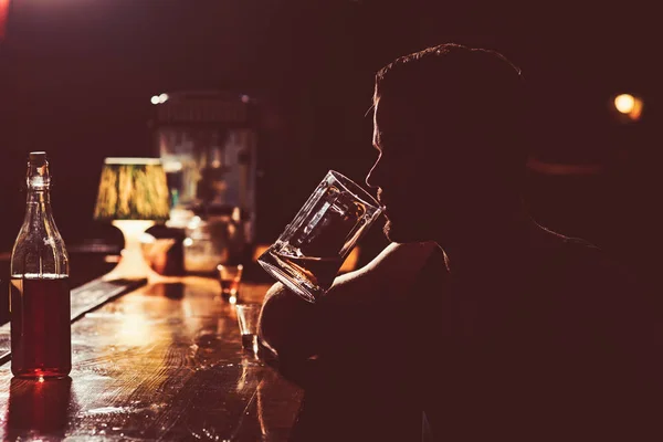 A desfrutar de bebidas frias. Bebedor de homens no pub. Um homem bonito bebe cerveja no balcão do bar. viciado em álcool com caneca de cerveja. Restaurante da cerveja. Dependência alcoólica e mau hábito. Viciando em bebida alcoólica — Fotografia de Stock