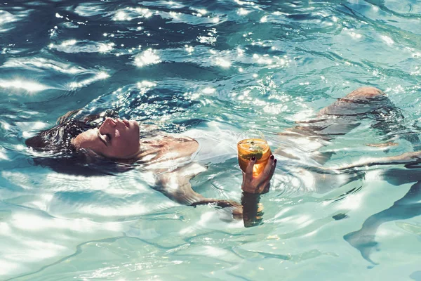 Κοκτέιλ πίνοντας στην καλοκαιρινή πισίνα. κορίτσι πίνουν κοκτέιλ από γυαλί. — Φωτογραφία Αρχείου