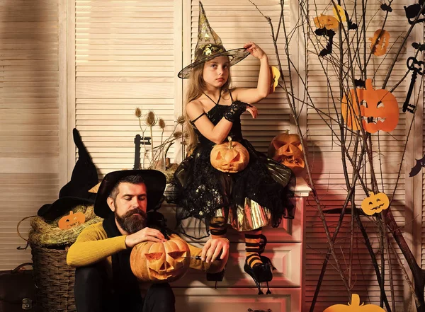 Vater und Tochter mit Halloween-Dekor. Mädchen und bärtiger Mann — Stockfoto