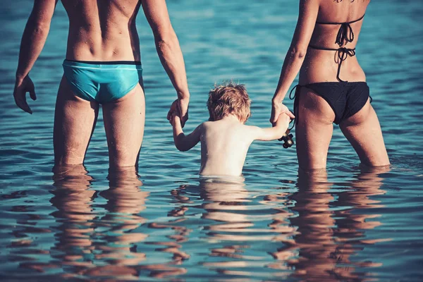 신뢰 하 고 사랑 하는 가족의 가치로. 어머니 또는 아버지 날에 아이 함께 가족 여행. 어머니 그리고 아버지 아들 해변에 바다에. 아버지와 어머니와 아이입니다. 행복 한 가족의 여름 휴가. — 스톡 사진