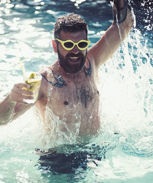 Détendez-vous dans la piscine d'été. se détendre hors de l'homme barbu avec mojito sous l'eau . — Photo