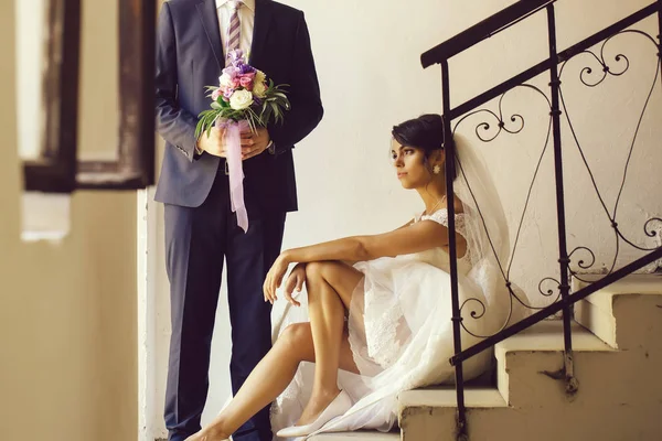La novia se sienta en la escalera — Foto de Stock