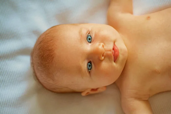 Lycklig start. Pediatrisk vård av nyfödda. Nyfödd baby flicka eller pojke. Barnomsorg, lyckliga tider. Lycklig barndom dagvård — Stockfoto