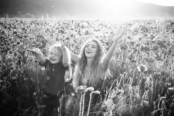 女孩和小男孩或孩子在罂粟地里 — 图库照片