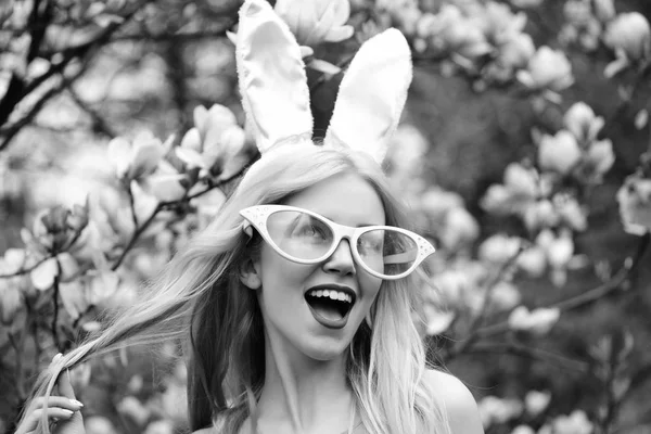 Lente, Pasen, verrast vrouw met grappige bril, bunny oren — Stockfoto