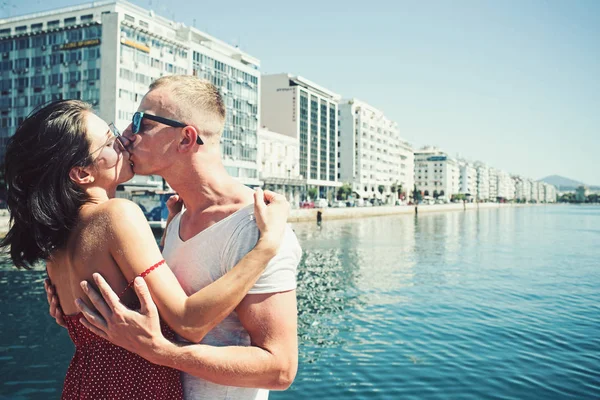 Coppia romantica sulla spiaggia bacio in acqua di mare . — Foto Stock