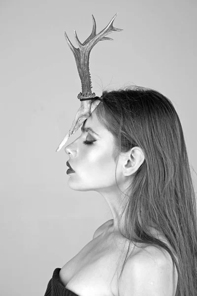 Schamanin zaubert, sie hat das Horn eines Tieres auf dem Kopf. — Stockfoto