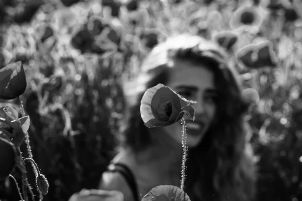 罂粟籽在长长的卷发的女孩 — 图库照片