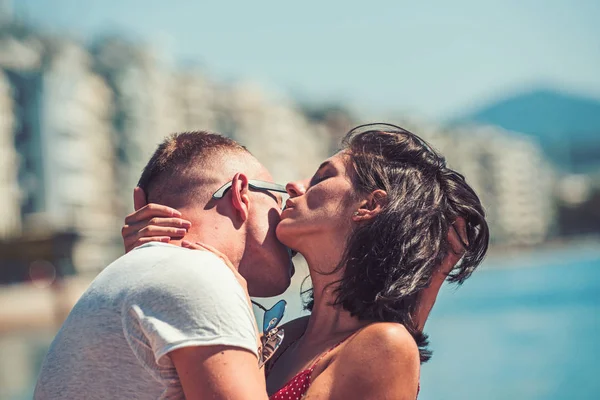 Liebesbeziehungen küssender Paare, die gemeinsam den Sommertag genießen. Liebes- und Romantikkonzept. — Stockfoto