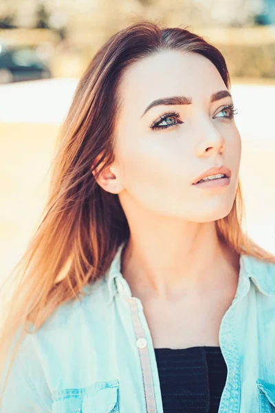 Hennes inre skönhet lyser igenom. Vacker kvinna med sexig smink och långt hår. Visage hudvård och makeup. Sexig kvinna med sensuell look. Skönhet och mode ser hudvård modell. Att vara kvinna — Stockfoto