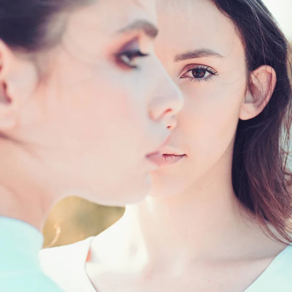 Rena feminina skönheter. Söta flickor med unga frisk hud. Bedårande kvinnor. Vackra kvinnor med naturlig makeup. Naturliga hud vårds produkter. Skönhets utseendet på hud vårds modeller. Visage hud vård och makeup — Stockfoto