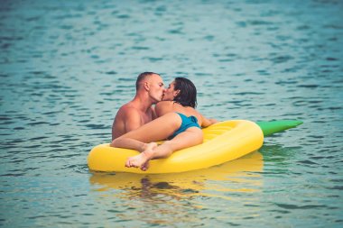 Kaç aşk güneşlenmek şişme sahilde içinde. kaç öpücüğünü şişme su içinde.