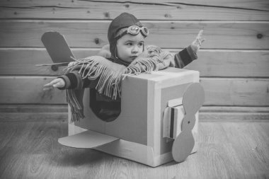 Küçük çocuk çocuk oyun karton düzlemde çocukluk.