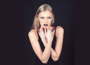 Makyaj göz ve cilt bakımı şehvetli kız. makyaj ve kozmetik bir garip kadın cilt için.