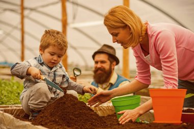 iş geliştirme. mutlu bir ailenin iş gelişimi. tarım iş geliştirme. sera çalışma aile iş gelişimi.