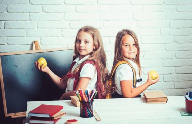 Küçük kızları öğle tatilinde elma yerim. Derste 1 Eylül itibariyle mutlu okul çocukları. Dostluk bilgi gün sınıfta küçük kız kardeş. Geri okul ve evde eğitim için. Okul zamanı kız