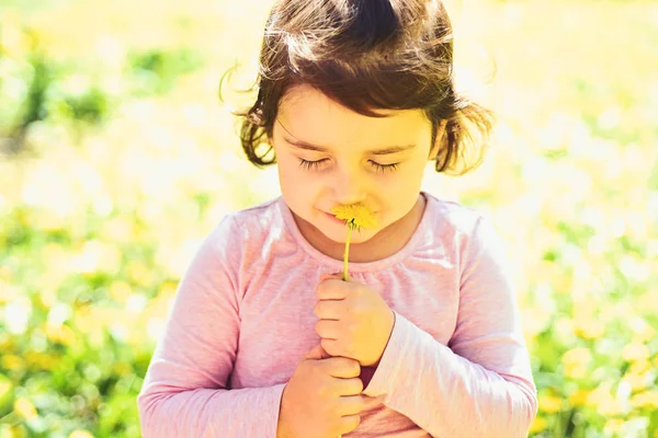 Mémorise ce moment. soin du visage. allergie aux fleurs. Mode fille d'été. Bonne enfance. Au printemps. météo. Petit enfant. Beauté naturelle. Journée de l'enfance. Petite fille au printemps ensoleillé — Photo