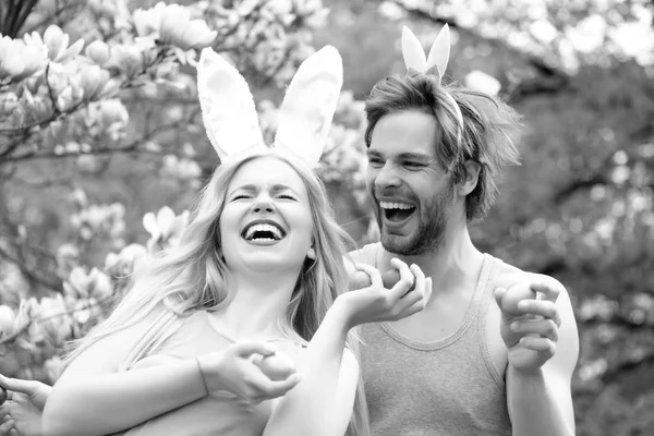 人間とウサギ耳の卵を保持している笑顔の女の子 — ストック写真