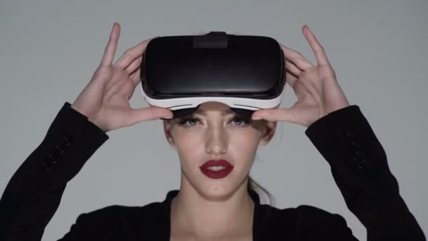 Toekomst is nu. Mooie vrouw touch iets met behulp van moderne virtual reality bril. Aantrekkelijke vrouw dragen virtual reality bril. Vr-headset. Virtual Reality concept op witte achtergrond. — Stockvideo