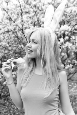 kadın Manolya çiçek ile mutlu