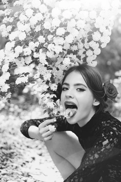 Beleza e moda, menina com maquiagem espanhola, rosa no cabelo — Fotografia de Stock