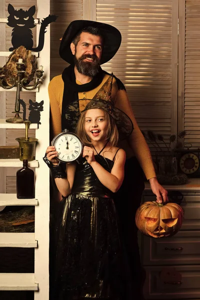 Kız ve karnaval Oda mutlu yüzleri ile sakallı adam — Stok fotoğraf