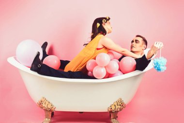 Oldukça rahatlatıcı. Banyo küveti aşık çift. Kabarcık banyo günü. Güzellik rutin ve kişisel hijyen. Rutin bakım saç. Birkaç MIME adam ve seksi kadın banyo keyfini çıkarın. Banyo hijyen alışkanlıkları