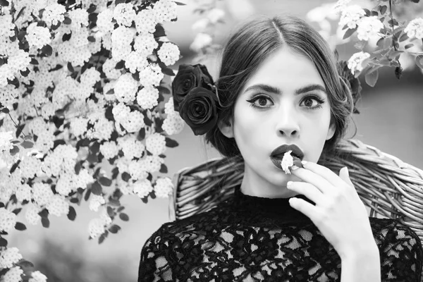 美しさや手の白い花と驚く女の子 — ストック写真