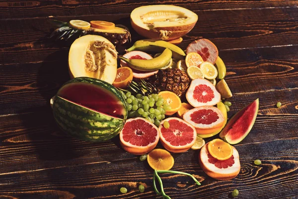 Ovocný sortiment na dřevěném stole. Ovocná strava v vegetariánských menu — Stock fotografie