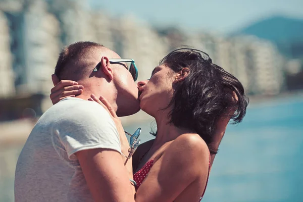 Dia da família e dos namorados. família beijando casal em férias ensolaradas no mar . — Fotografia de Stock