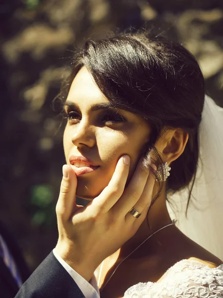 Sposo mano su sposa faccia — Foto Stock