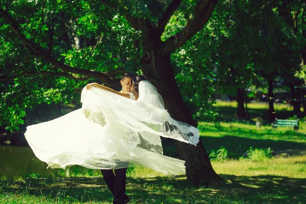 Yakışıklı damat adam çembere gelin