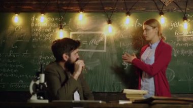 Eğitim, okul, kolej ve üniversite kavramı. Öğretmen ve kız öğrenci matematiksel formülleri çözmek ve gemide tebeşir ile kaydedin. Sınıf Arkadaşı Sınıf Paylaşımı Uluslararası Arkadaş Kavramı.
